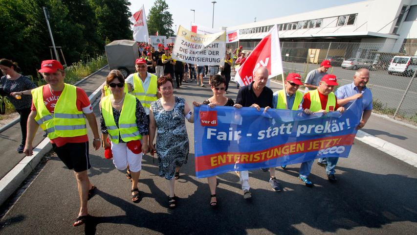 Post-Mitarbeiter demonstrieren vor Nürnberger Briefzentrum