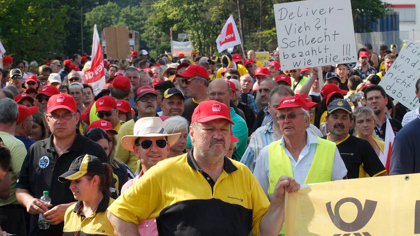 Post-Mitarbeiter demonstrieren vor Nürnberger Briefzentrum