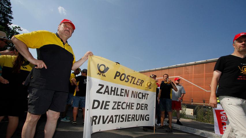 Post-Mitarbeiter demonstrieren vor Nürnberger Briefzentrum