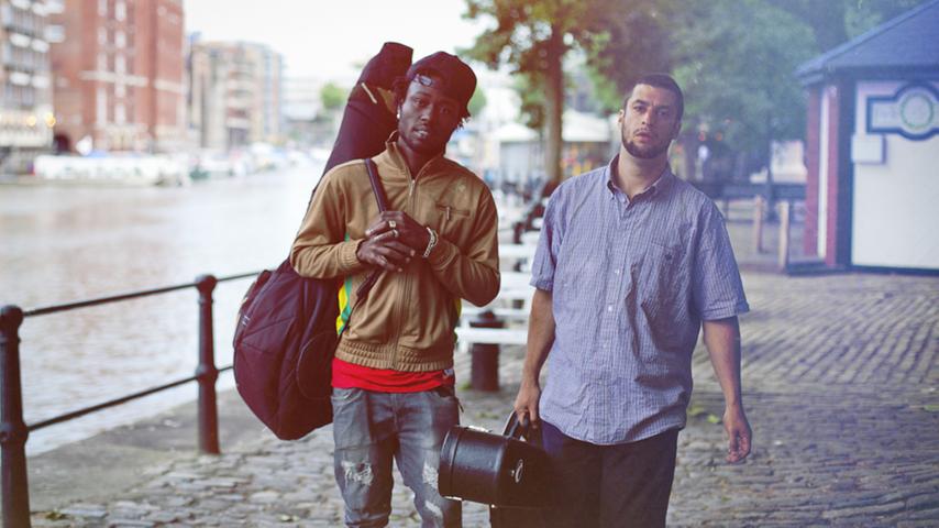 Afrobeat trifft HipHop trifft Beat trifft Folk: Das Duo Joe Driscoll & Sekou Kouyate verknüpft verschiedene Stile auf völlig eigene Weise. Wer Musik entdecken will, die jenseits von Konventionen liegt, ist hier genau richtig. (Insel Schütt/Sonntag/21.30 Uhr)
