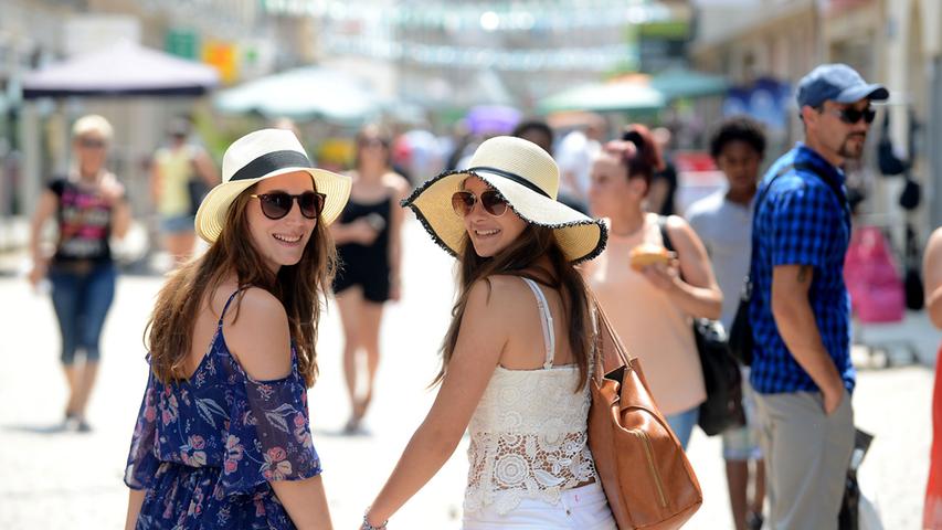 Vanessa (links) und Celine starten mit Hut und Sonnenbrille ins Wochenende.