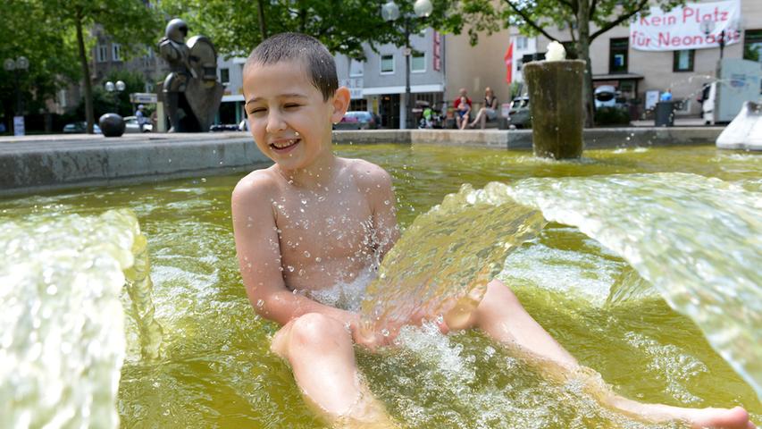 Der Paradiesbrunnen lockt vor allem Kinder zum erfrischenden Toben.