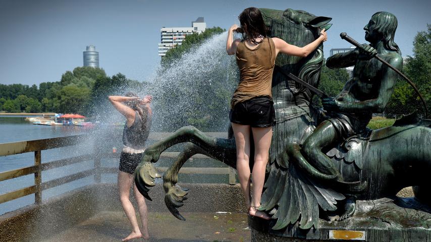 Selbst ist die Frau: Diese beiden jungen Damen "missbrauchen" im Durst nach Abkühlung den Meergott-Brunnen am Wöhrder See für ihren Zweck.