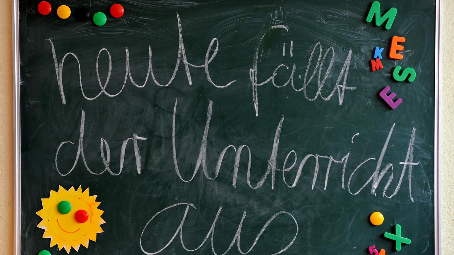 Nach Notenschluss: Schüler und Lehrer im Nach Notenschluss: Schüler und Lehrer im
