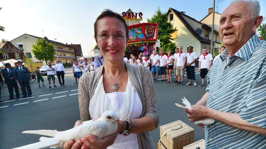 Bürgermeisterin Elisabeth Preuß und der Vorsitzende der Taubenzüchter, Emil Kern, lassen Tauben aufsteigen.