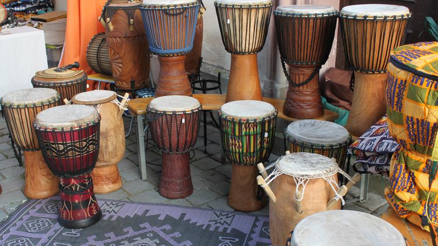 Wer sich inspiriert fühlte, konnte an einem nahegelegenen Stand des afrikanischen Markts gleich ein passendes Instrument erwerben.