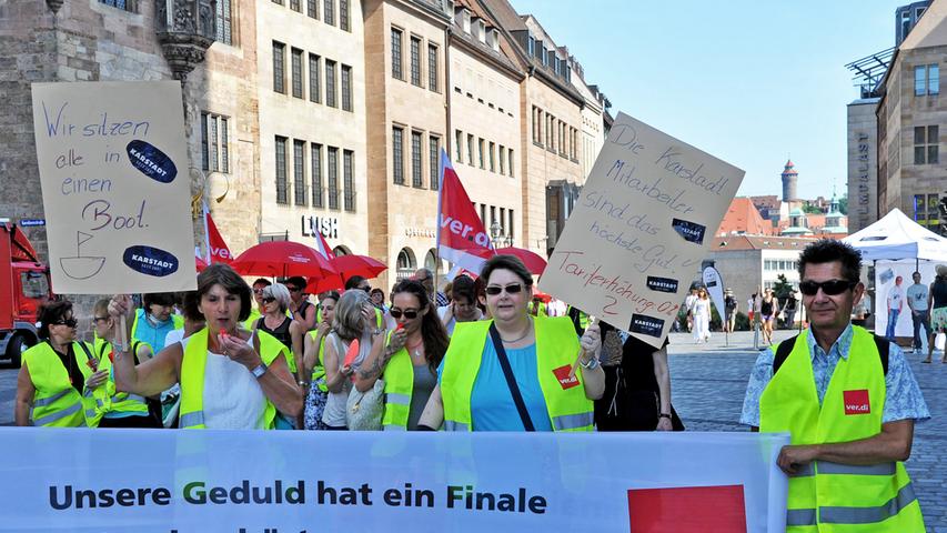 Vom Stellenabbau bedroht: Nürnberger Karstadt-Mitarbeiter streiken