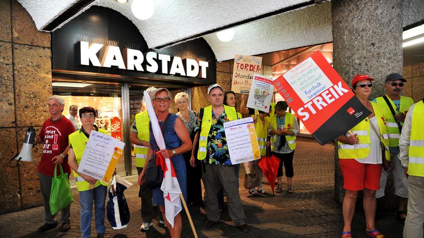 Vom Stellenabbau bedroht: Nürnberger Karstadt-Mitarbeiter streiken