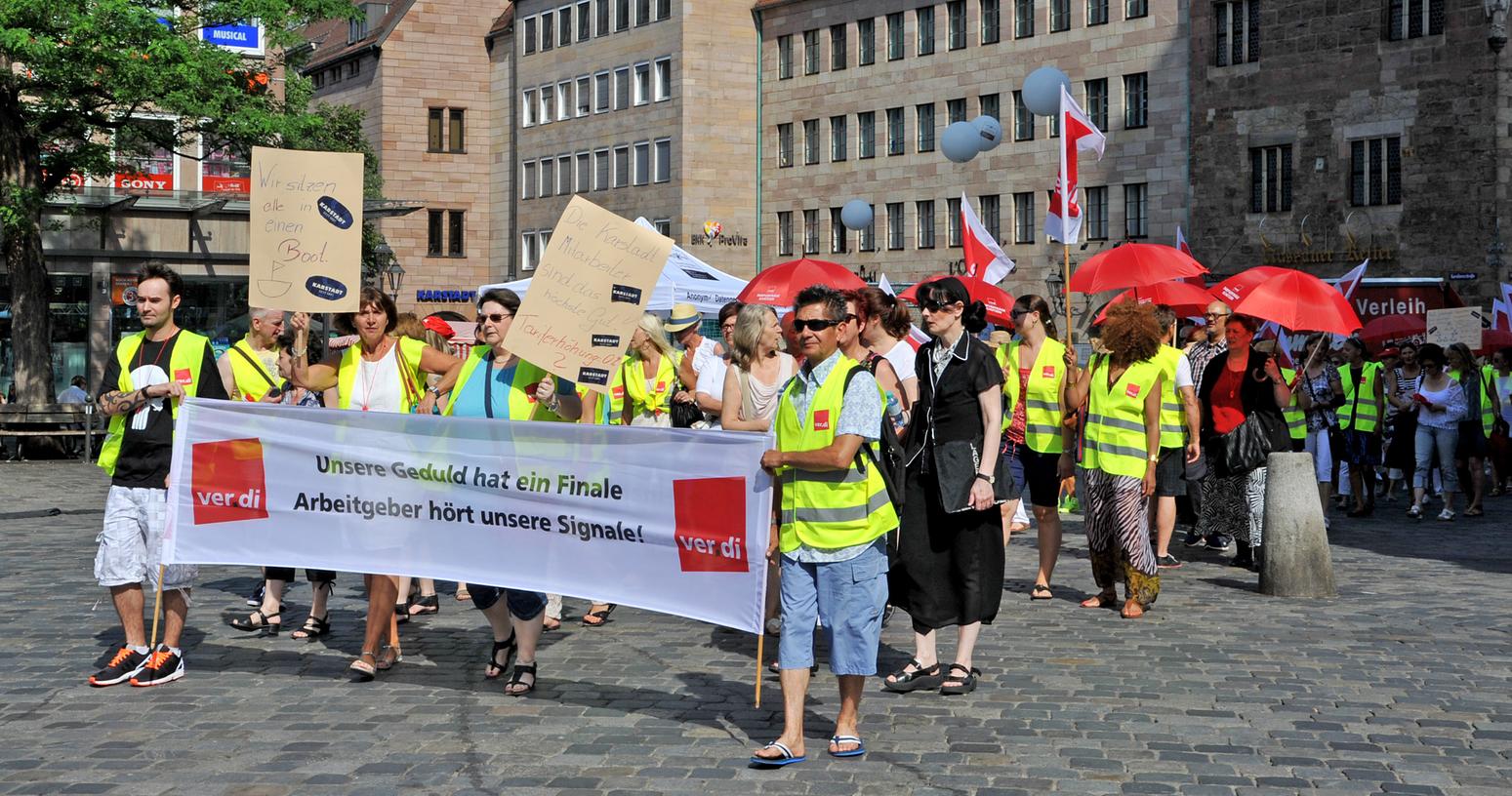 Mit Fahnen und Bannern zogen sie durch die Nürnberger Innenstadt: Am Samstag wurde bei Karstadt gestreikt.