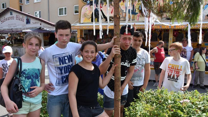 Sommerfest-Hardhöhe: Der Kinder-Kirchweih-Baum steht