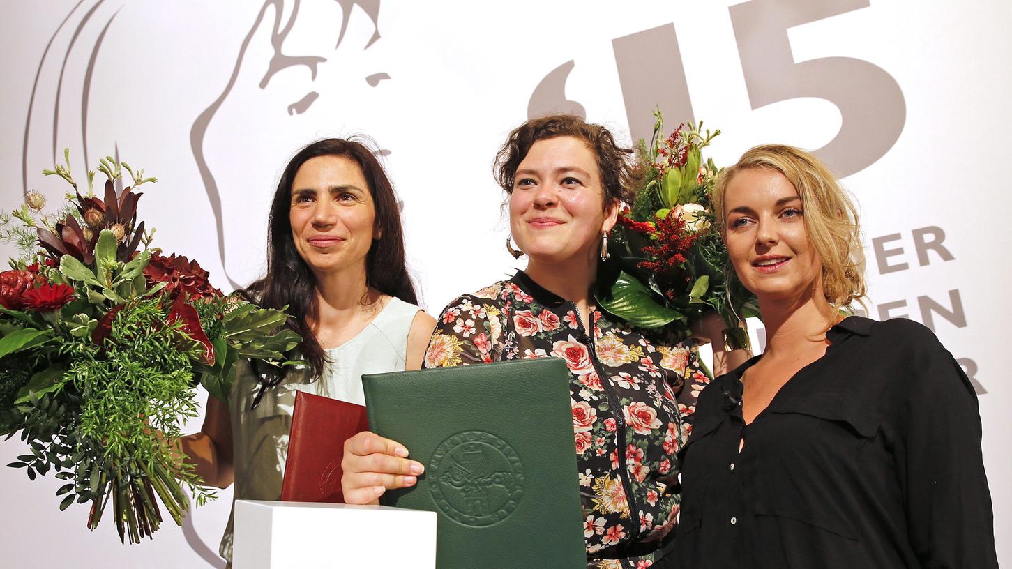 Strahlende Siegerin: Nora Gomringer (Mitte) hat den Ingeborg Bachmann Preis gewonnen.