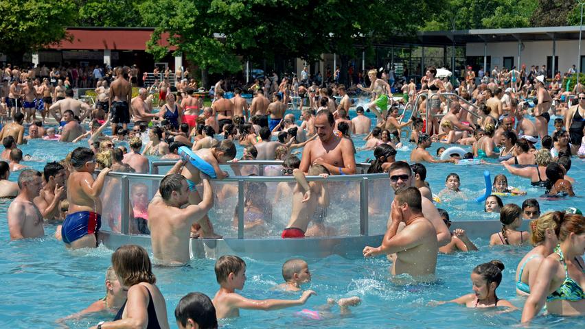 Große Hitze sorgt für Massenandrang im Westbad