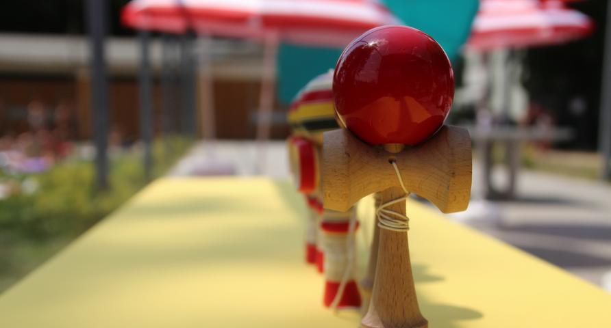Bei einer Runde Kendama konnten die Besucher ihre Geschicklichkeit unter Beweis stellen. Bei diesem japanischen Spiel wird ein Ball an eine Schnur gebunden und wie ein Jojo fallen gelassen. Danach muss man ihn so hochwerfen, dass er wie in einem Eierbecher liegt.