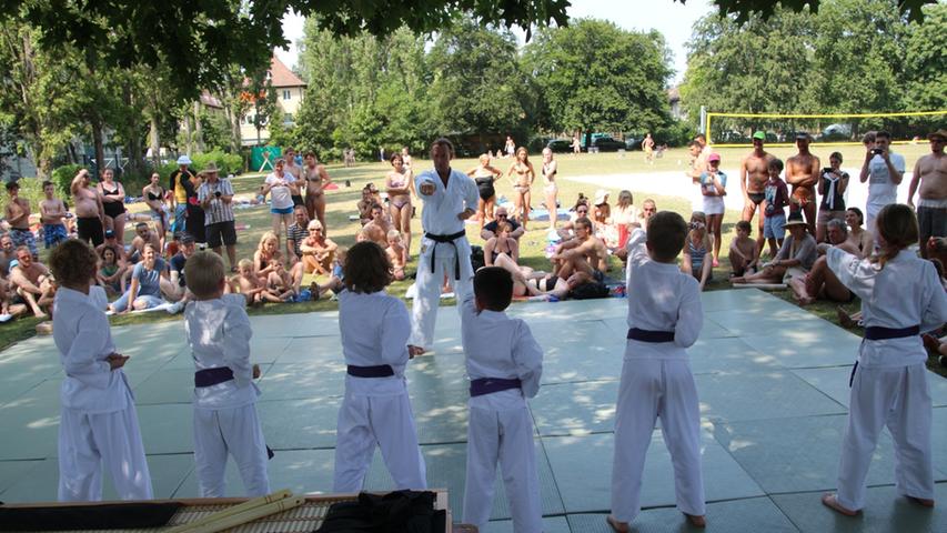 Thomas Podzelny leitet seine Schülerinnen und Schüler beim Kinder-Budo an. Er ist Lehrer an der Schule für Kampfsport, Bewegung und Gesundheit in Buckenhof.