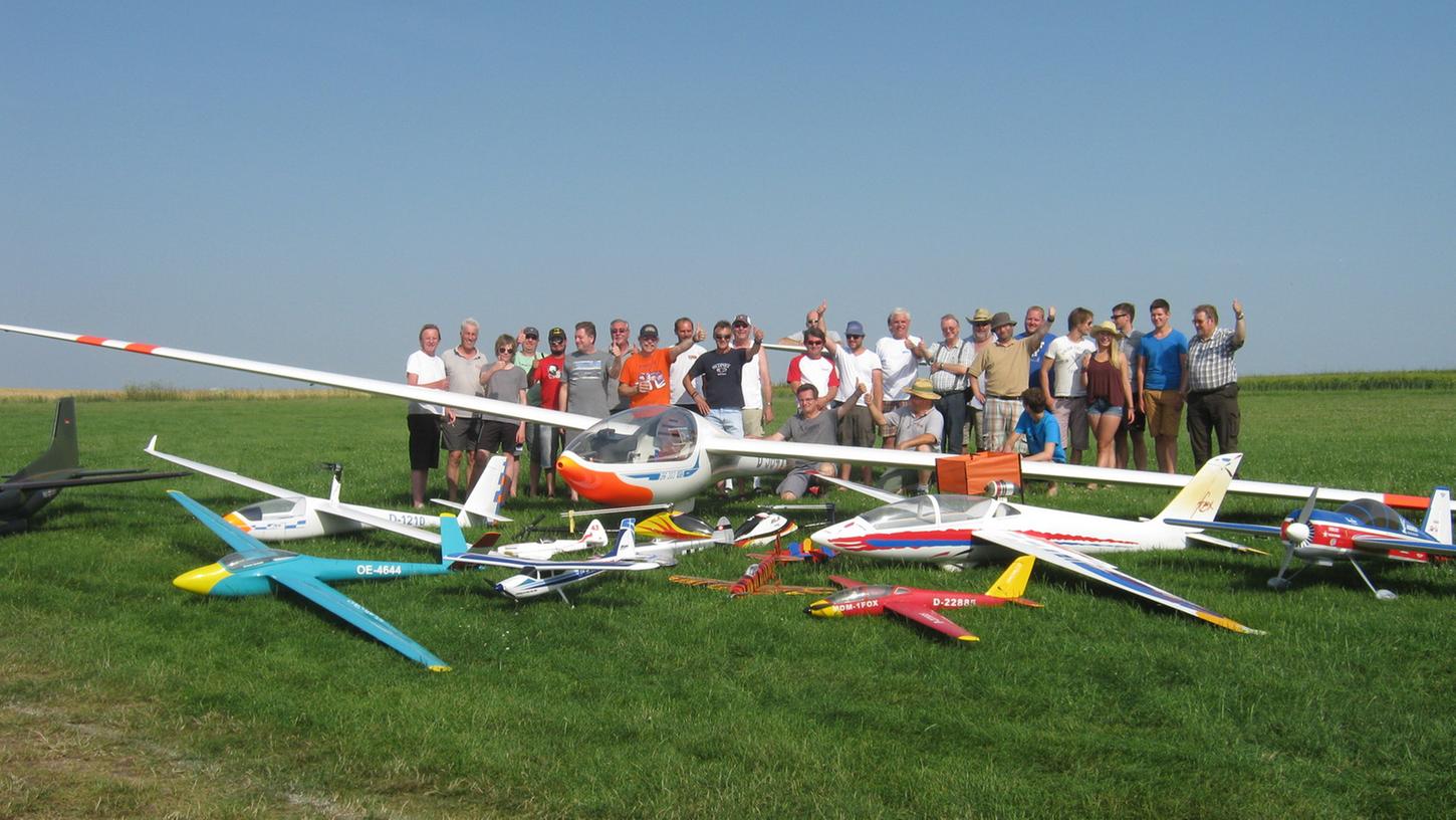 Die Modellflieger des MSV Jurahöhe Altdorf mit ihrer Flotte.