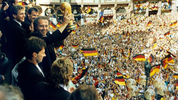 Mit jener so gewagten wie wahrhaftigen These (Geographen und Soziologen haben sie mit empirischen Daten mittlerweile bestätigt) festigte der Teamchef 1990 zudem seinen Ruf als Universalgenie. Im Erdkunde-Unterricht stand sie spätestens von da an im Lehrplan. Spötter behaupteten stets, Beckenbauer habe seine zweideutige Äußerung auf fußballerische Spielweisen bezogen. Sei es, wie es mag: Des Kaisers Entdeckung stimmt in beiden Fällen.