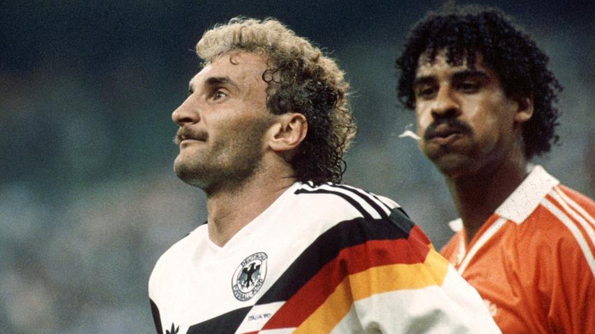 Dort kam es zum Nachbarschaftsduell mit den Niederländern. Angetrieben von einem energiegeladenen Jürgen Klinsmann (nicht im Bild) ließ man sich nicht von den holländischen Provokationen irritieren und gewann am Ende verdient mit 2:1. Die wohl berühmteste Szene der Partie lieferte Frank Rijkaard, als er Rudi Völler von hinten anspuckte.