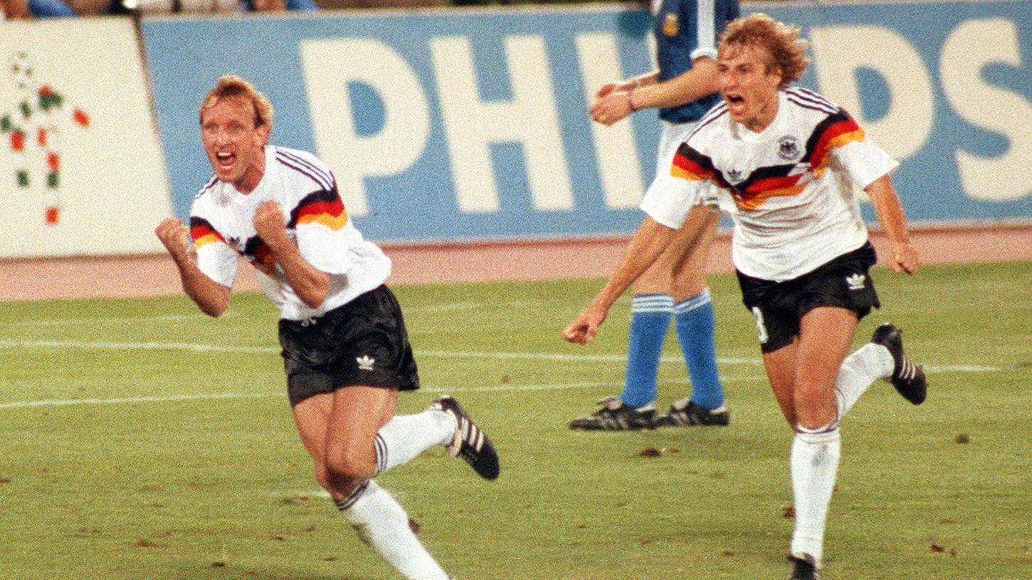 Das Tor, das Deutschland 1990 zum Weltmeister machte: Jürgen Klinsmann (rechts) versucht, den Elfmeterschützen Andreas Brehme einzufangen.