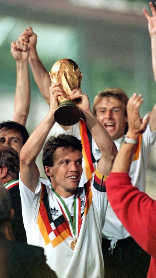 Und dann war endlich Schluss in Rom. Deutschland besiegte Argentinien mit 1:0 im Endspiel 1990 und gewann zum dritten Mal in der Geschichte die Fußball-Weltmeisterschaft. Ein Franke reckte den Pokal als Erster nach oben: Lothar Matthäus, der beste Spieler des Turniers.