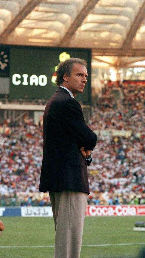 DER KAISER! Franz Beckenbauer wurde Nationaltrainer, durfte sich aufgrund eines fehlenden Trainerscheins aber nur Teamchef nennen. An einem wunderbaren Abend in Rom, an dem so viele Fußballfans sozialisiert wurden, wurde Deutschland mit dem einstigen Weltklassespieler an der Seitenauslinie zum dritten Mal Weltmeister. 