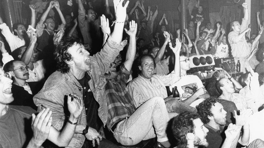 In Nürnberg fieberten schon 1990 zahlreiche Fans gemeinsam vor den TV-Schirmen mit und feierten den glücklichen Einzug ins Finale nach einer fast dreistündigen Zitterpartie.