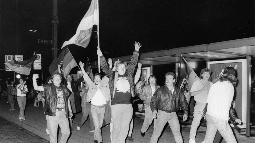 ...in Deutschland kannte die Freude keine Grenzen mehr. Tausende Nürnberger zogen auf die Straßen und feierten den Titelgewinn in der Altstadt oder ...