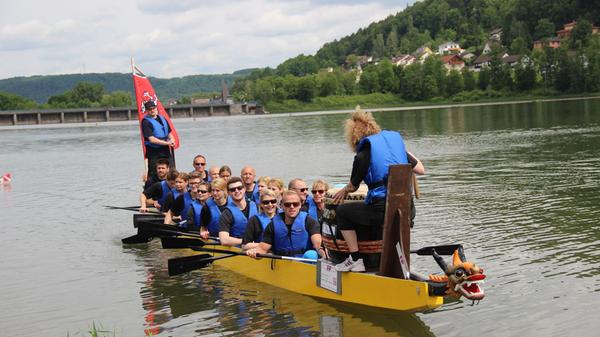 Ganz in der Nähe von Hersbruck gibt es zwei Möglichkeiten, sich im Nassen abzukühlen: Auf die badenden Gäste im Baggersee bei Happurg hat die Wasserwacht ein Auge, ein Kiosk bietet Essen und Getränke an. Mit entsprechender Genehmigung ist das Tauchen im Baggersee erlaubt. Das Gesundheitsamt stuft die Wasserqualität des Baggersees als ausgezeichnet ein. Adresse: Happurger Baggersee in 91230 Happurg. Der Happurger Stausee in der Nähe vom Deckersberg lockt mit zahlreichen Freizeitmöglichkeiten: Segelboote auf dem Wasser, Angler, die ihr Glück am Ufer versuchen, Spaziergänger und Nordic Walker rund um den See. Das Café Restaurant "Seeterrassen" bietet neben dem Ausblick auf den See auch Speisen und Getränke. Adresse: Seepromenade 1 in 91230 Happurg