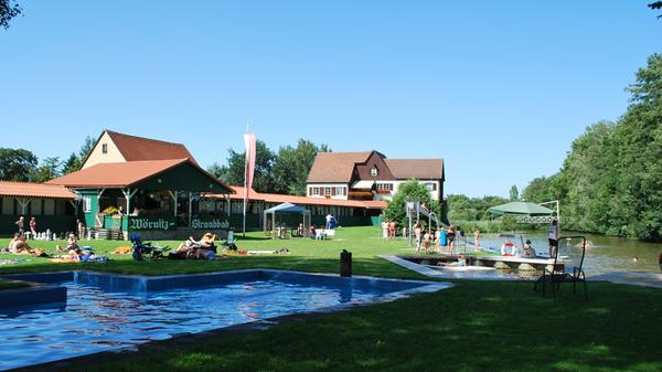 Das Wörnitzstrandbad ist eines der letzten Flussbäder in Bayern und liegt mit wunderschönem Blick direkt vor der Kulisse der Dinkelsbühler Altstadt. Zu bieten hat das Bad auch einiges: Mit einer großen Liegewiese, einem Kiosk und reichlich Möglichkeiten zur sportlichen Ertüchtigung ist für jedermann bestens gesorgt. Außerdem können auch Tretboote für eine Spritztour an der Stadtmauer entlang ausgeliehen werden. Das Wasser im Bad wird regelmäßig vom Gesundheitsamt untersucht. Adresse: Bleichweg 2 in 91550 Dinkelsbühl
