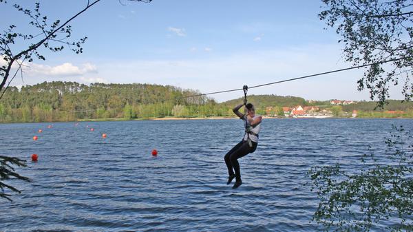 Im Schatten des Großen Brombachsees bleibt der Igelsbachsee oft auf der Strecke. Dies jedoch völlig zu unrecht, denn das kleine Gewässer wartet nicht nur mit einem idyllischen Rundweg und schönem Sandstrand, sondern auch mit einer ganzen Reihe an Aktivitäten auf. Neben 550 Parkplätzen gibt es einen Kiosk, eine Tretbootvermietung und sogar einen Erlebnis-Kletterpark. Spaß für Groß und Klein ist also vorprogrammiert. Adresse: Zum Igelsbachsee in 91174 Spalt