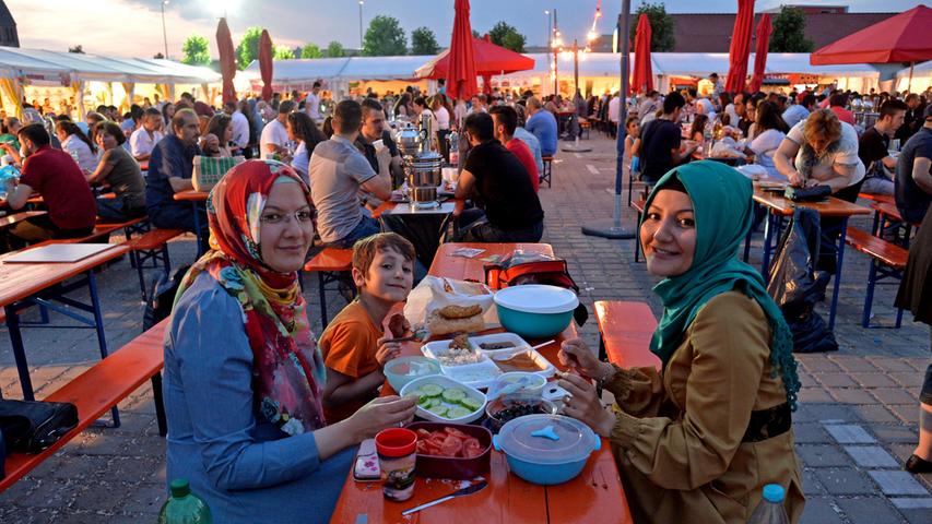Erst fasten, dann feiern: Fastenbrechen in der Eyüp-Sultan-Moschee