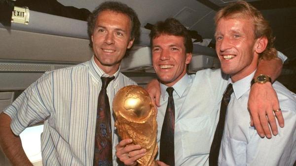 Wieder ein philosophischer Lehrsatz, der vor allem auf der Meta-Ebene funktioniert. Denn er besagt, dass damals, beim siegreichen WM-Finale 1990, jeder zweite Bundesbürger Götzendienst geleistet hat: Statt hinter elf Menschen zu stehen (die, wie wir wissen, nach Gottes Ebenbild geschaffen wurden), huldigten Millionen Menschen einem seelenlosen Fernsehgerät. Doch der Kaiser wäre nicht der Kaiser, wenn er nicht auch das Gute im Menschen erkennen würde: Die andere Hälfte der Nation muss infolgedessen vor dem Fernseher gestanden haben. Und erlebte wie Teamchef Beckenbauer, fortan als Spieler und Trainer weltmeisterlich, selig über den römischen Rasen schlenderte.