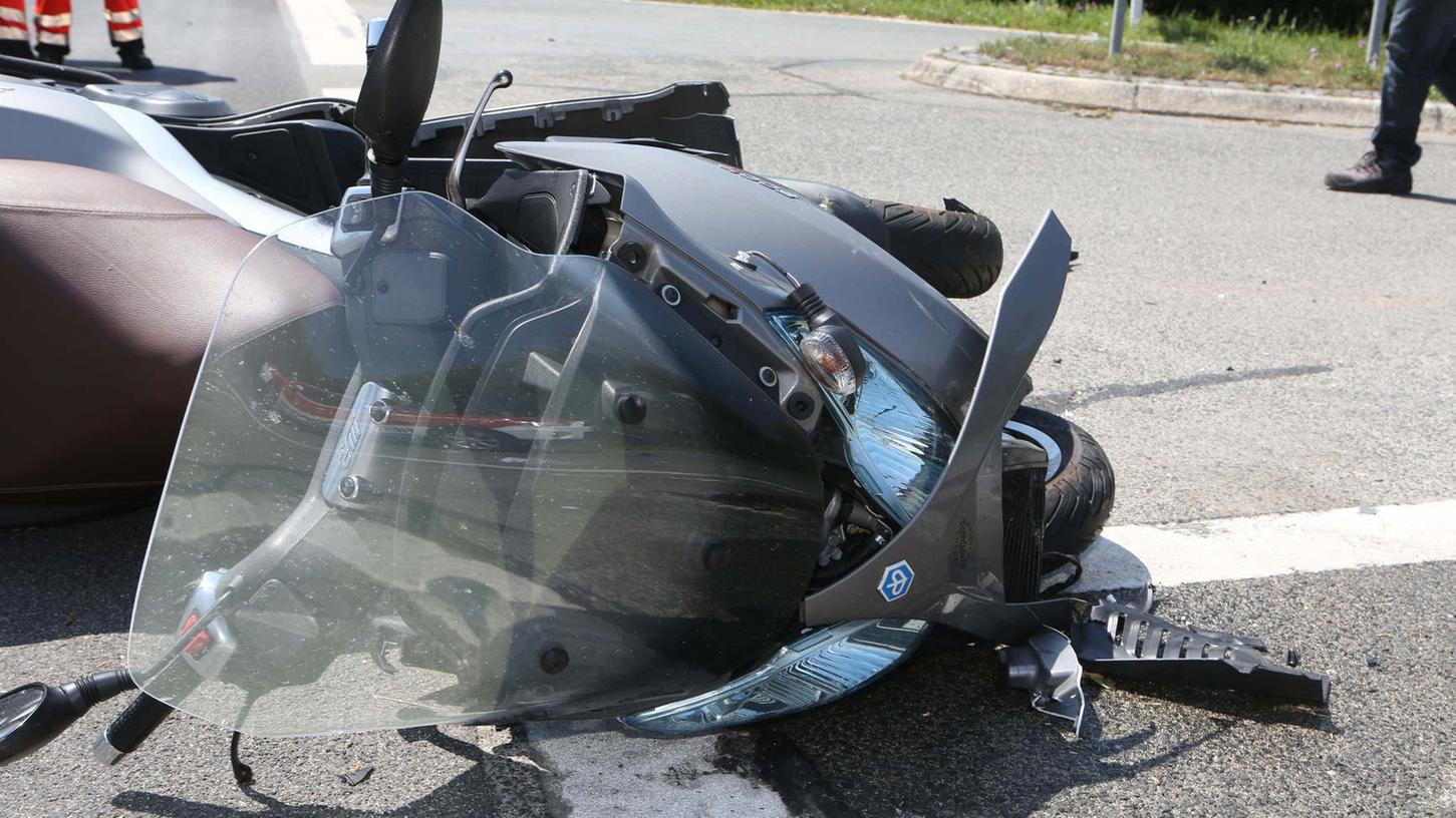 Nach einem Unfall mit einem Lkw zog sich ein 37-jähriger Rollerfahrer schwerste Kopfverletzungen zu.