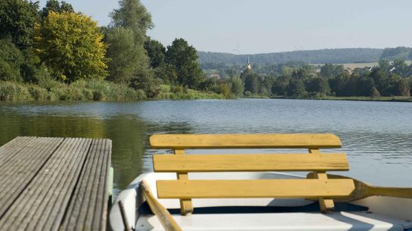 Der Hahnenkammsee bei Hechlingen ist im Kreise der „künstlichen Erholungsseen“ im Fränkischen Seenland der älteste. Ruhe, Entspannung und Stille sind die eine Seite des Sees, die andere ist sommerlich quirlig: Vom neu aufbereiteten Sandstrand aus kann man wählen zwischen einem Schwimmer- und einem Nichtschwimmerbereich. Für die ganz Kleinen gibt es ein extra flaches Areal zum Plantschen. Und zum Ausruhen lädt die sehr gepflegte Liegewiese ein. Auch die Angler kommen nicht zu kurz, denn man hat ein weit reichendes Angebot an Fischen eingesetzt. Adresse: Hahnenkammsee, Ortsteil Hechlingen am See, 91719 Heidenheim