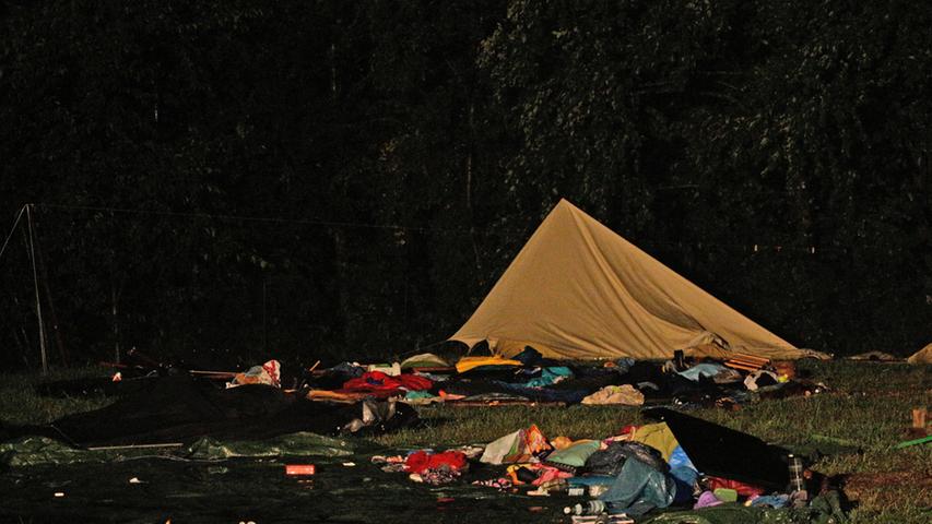 Gewitter verwüstet Zeltlager: 50 Menschen evakuiert