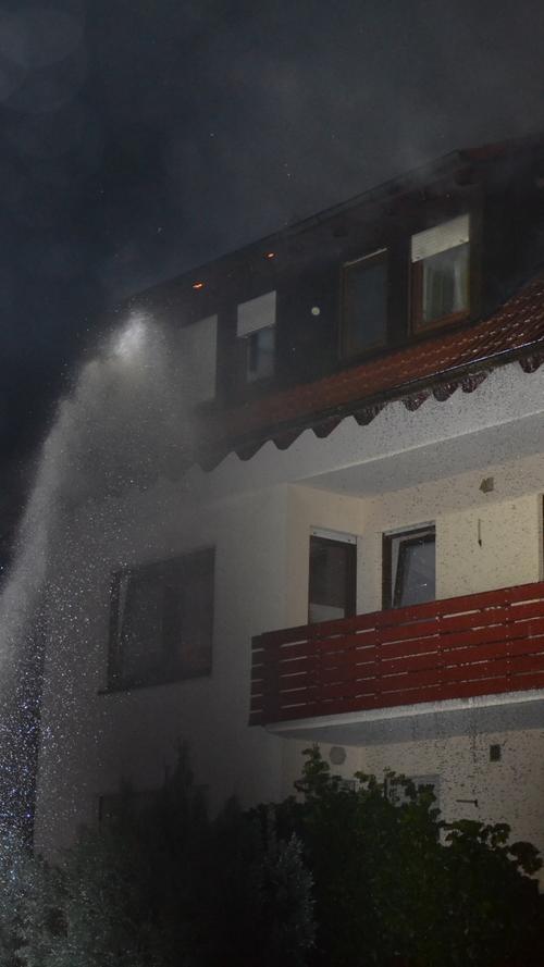 Dachstuhlbrand: Haus in Hemhofen stand lichterloh in Flammen