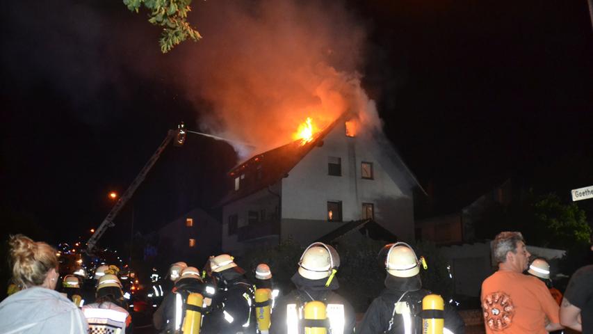 Dachstuhlbrand: Haus in Hemhofen stand lichterloh in Flammen