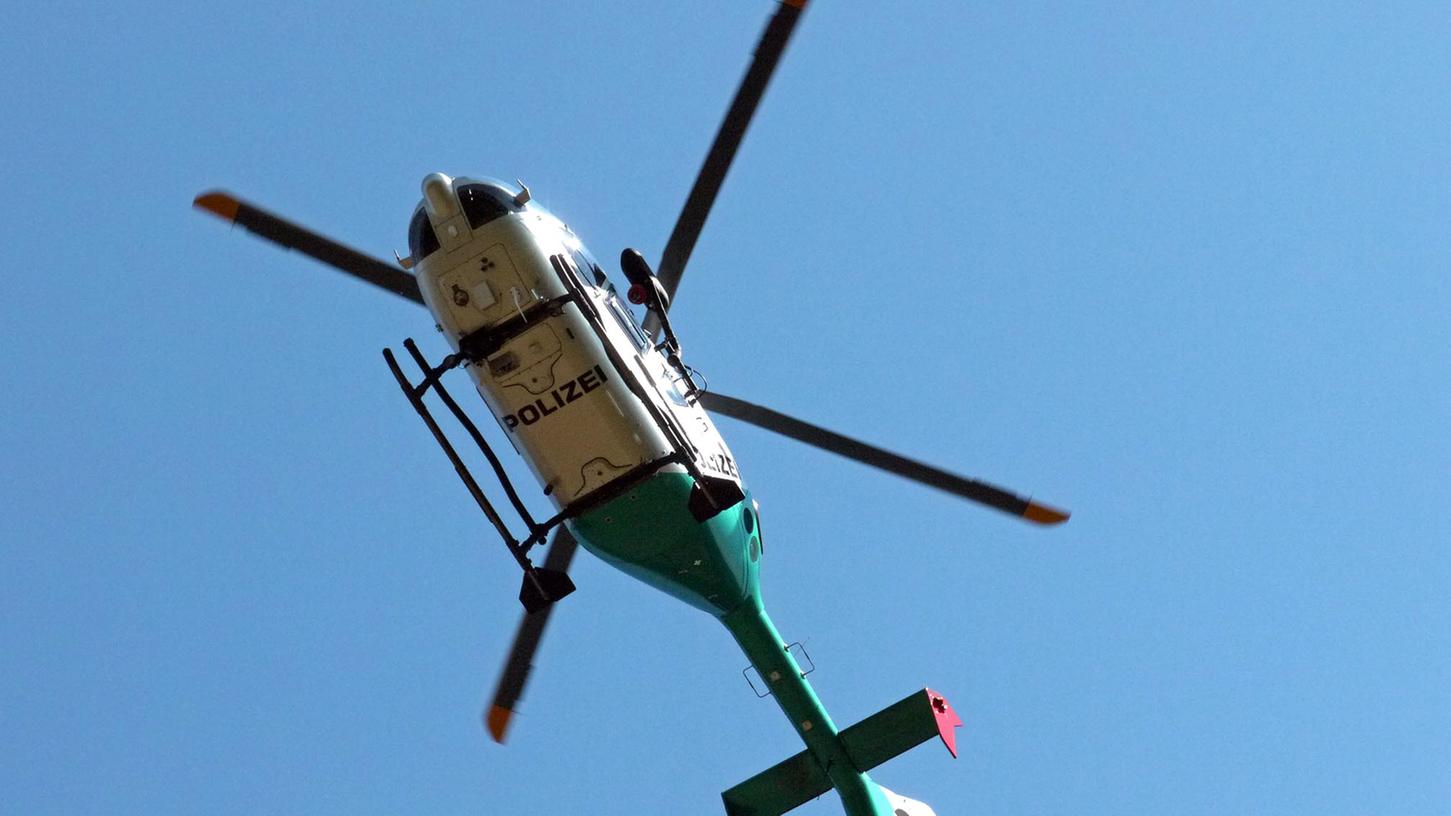 Die Polizei setzt unter anderem einen Helikopter ein. 