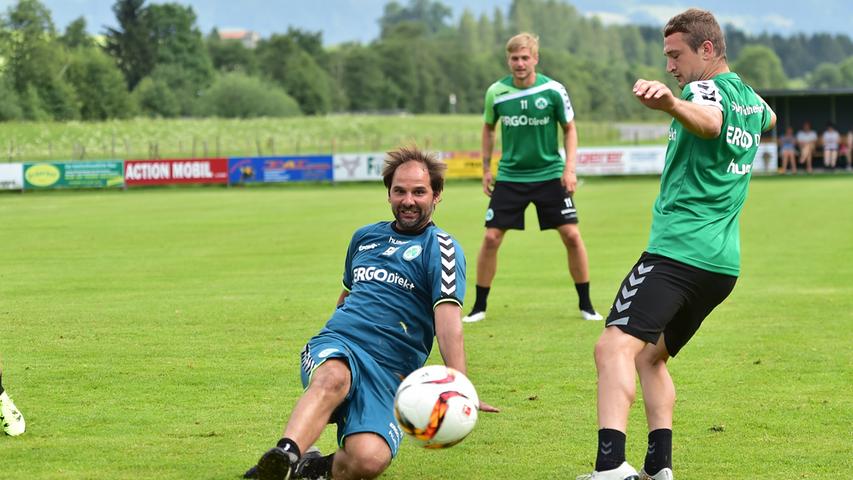Auch am Mittwoch war jede Menge geboten. Kleeblatt-Coach Stefan Ruthenebeck, der als Jugendspieler einst beim 1.FC Quadrath-Ichendorf das Runde ins Eckige jagte, ging mit beherztem Einsatz voran.
