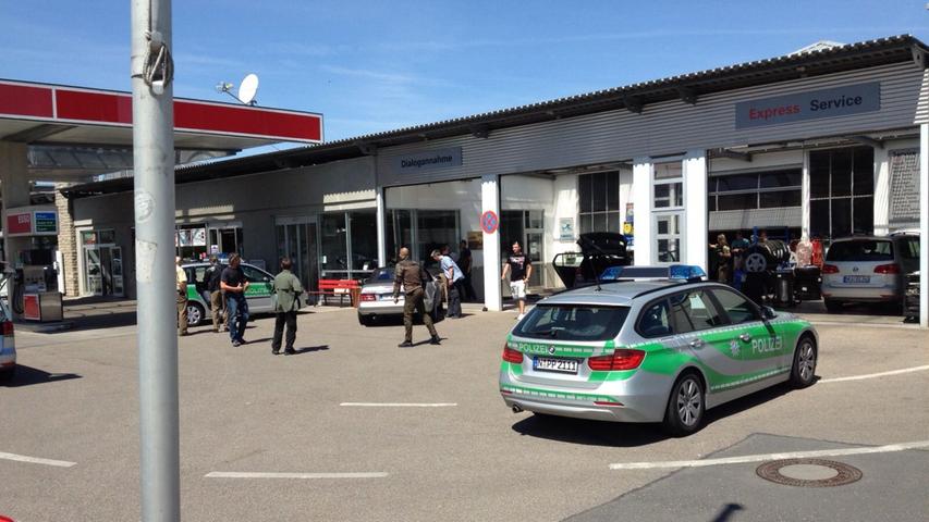 11.48 Uhr: Der Tatverdächtige wird in einer Tankstelle in Bad Windsheim von zwei Mechanikern überwältigt. Zuvor hatte eine Mitarbeiterin die Waffe des Täters an sich genommen, nachdem dieser sie auf einem Tresen abgelegt hatte.