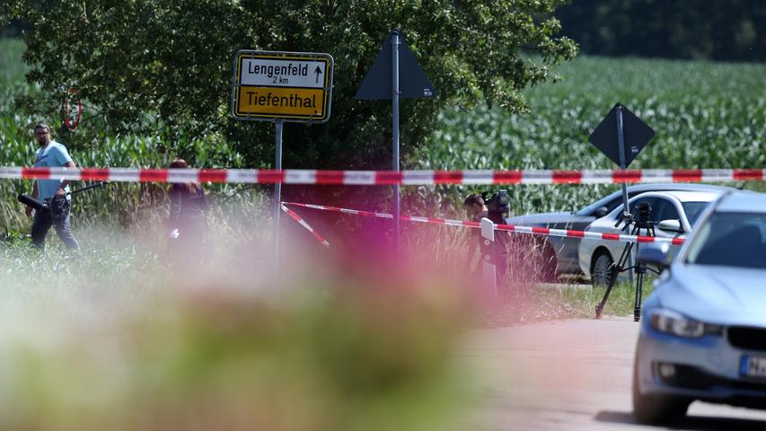 Freitag, 10. Juli 2015: Eine Amokfahrt erschüttert die Menschen im Landkreis Ansbach. Ein 47 Jahre alter Mann erschoss aus seinem Auto heraus willkürlich eine Frau und einen Radfahrer. Ein Landwirt wurde verletzt. Der Tatverdächtige wurde knapp zwei Stunden nach den tödlichen Schüssen in einer Tankstelle in Bad Windsheim festgenommen. Die Geschehnisse im Minutenprotokoll.
