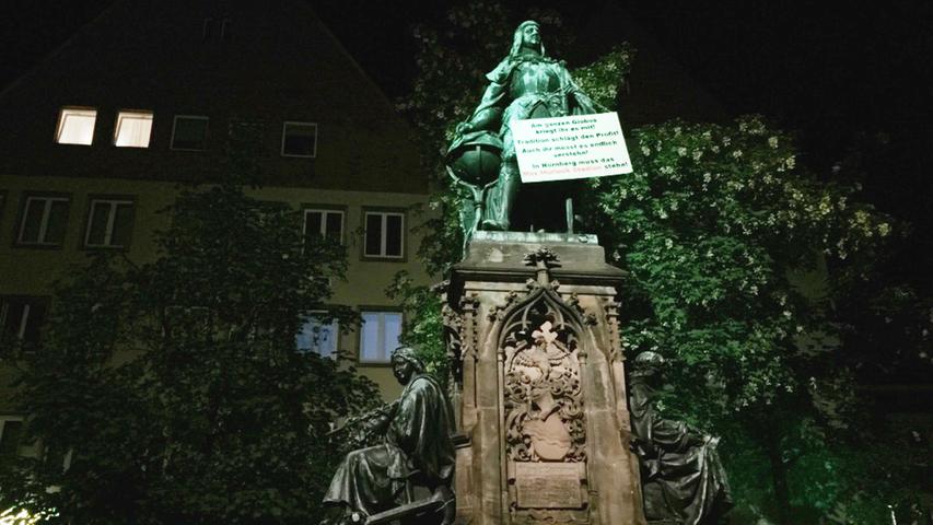 "Am ganzen Globus kriegt ihr es mit! Tradition schlägt den Profit! Auch ihr müsst es endlich verstehn! In Nürnberg muss das Max-Morlock-Stadion stehn!",stand auf dem Plakat am Martin-Behaim-Denkmal.