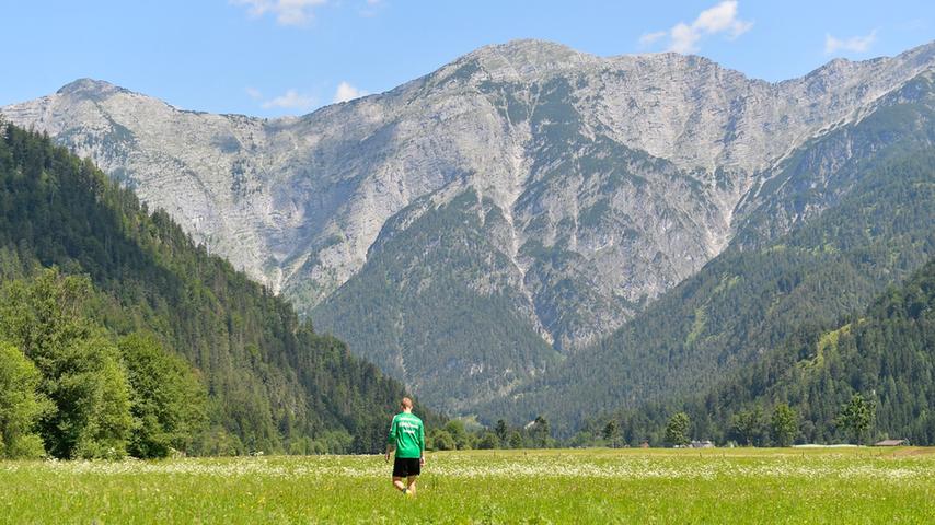 Mark Flekken suchte vor der malerischen österreichischen Bergkulisse den Spielball.