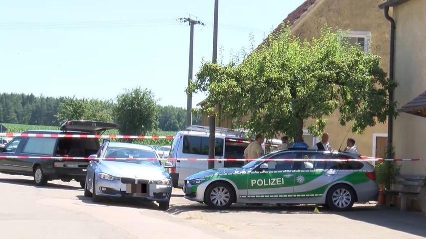 Es handelt sich um eine 82-Jährige, die im Ortsteil Tiefenthal von einem Mann aus einem silberfarbenen Mercedes-Cabrio heraus erschossen worden ist.