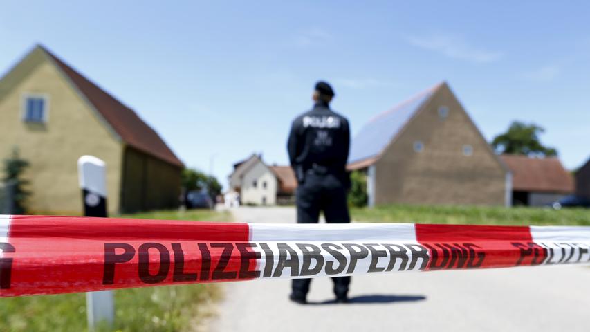 Etwa 10.10 Uhr: Notruf: Im Leutershausener Ortsteil Rammersdorf wurde ein Radfahrer erschossen und kurz darauf eine weitere Person bedroht.