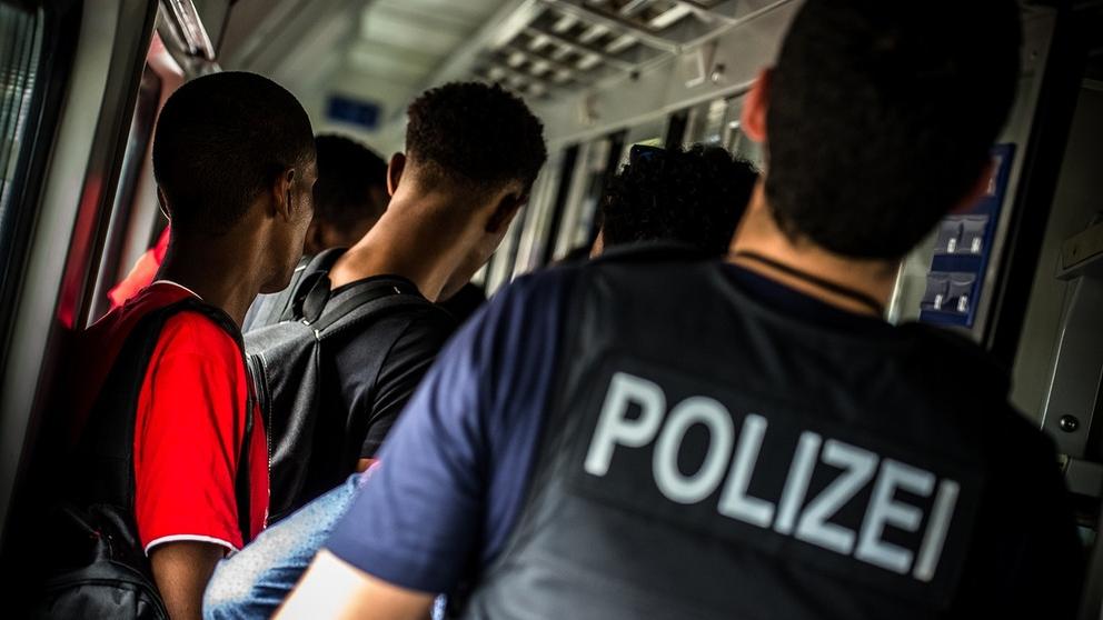 Chaos an Grenzen: Polizei von Flüchtlingsandrang überfordert
