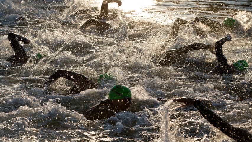 Um 6.30 Uhr starteten die Top-Athleten im Main-Donau-Kanal...
