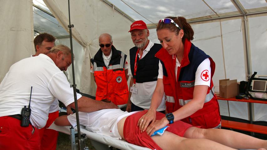 Sanitäter, Ärzte und Helfer versorgten die Athleten in der Krankenstation im Zielbereich.