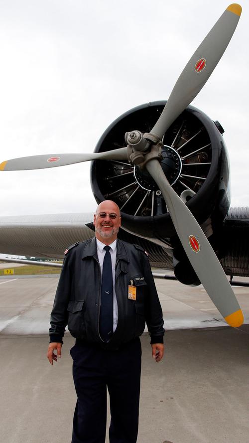 Flugingenieur Cyrius Wolfgang Thimm steht stolz vor dem Propeller der Maschine.
