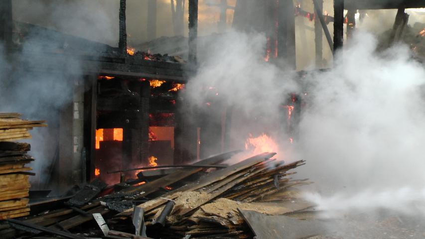 Feuer in Burgpreppach: Gebäude zerstört, Brand gelöscht