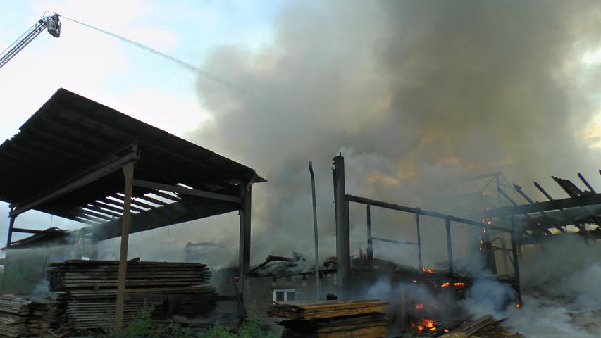 Feuer in Burgpreppach: Gebäude zerstört, Brand gelöscht